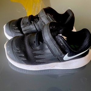 Nike black tennis shoes toddler size 7